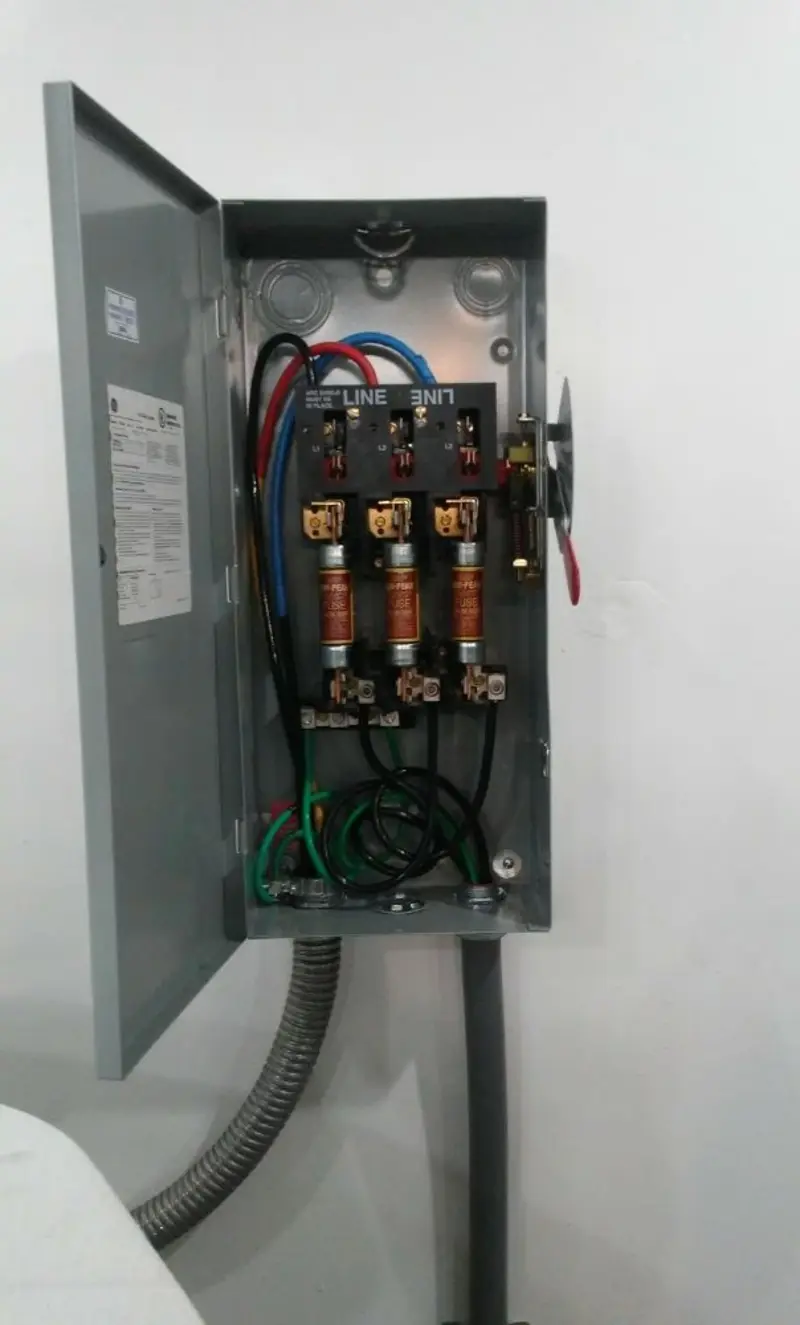 Three-phase disconnect switch installed for Smoke Detector Installation in Oak Ridge